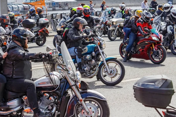 Moskova, Rusya - 04 Mayıs 2019: Motorcular Moskova'daki Moskva nehri Frunzenskaya dolgusu boyunca sütun yolculuğu. Moto festivali Mosmotofest 2019. Motosiklet sezonunun resmi açılışı