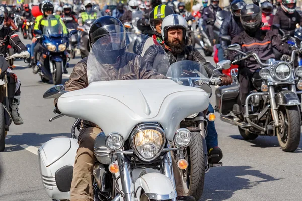 Moskova, Rusya - 04 Mayıs 2019: Bikers Moskova'da Garden Ring boyunca organize bir sütun yolculuğu. Motofestival Mosmotofest 2019. Motoseason resmi açılışı