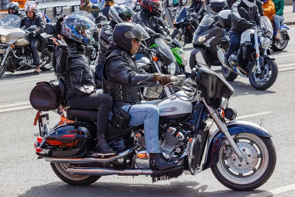 Moskova, Rusya - 04 Mayıs 2019: Motorcular Moskova'daki Moskva nehri Frunzenskaya dolgusu boyunca sütun yolculuğu. Moto festivali Mosmotofest 2019. Motosiklet sezonunun resmi açılışı