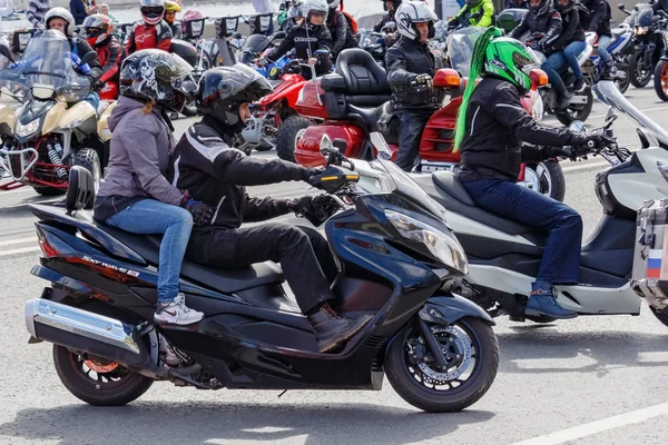 Moskova, Rusya - 04 Mayıs 2019: Motorcular Moskova'daki Moskva nehri Frunzenskaya dolgusu boyunca sütun yolculuğu. Moto festivali Mosmotofest 2019. Motosiklet sezonunun resmi açılışı