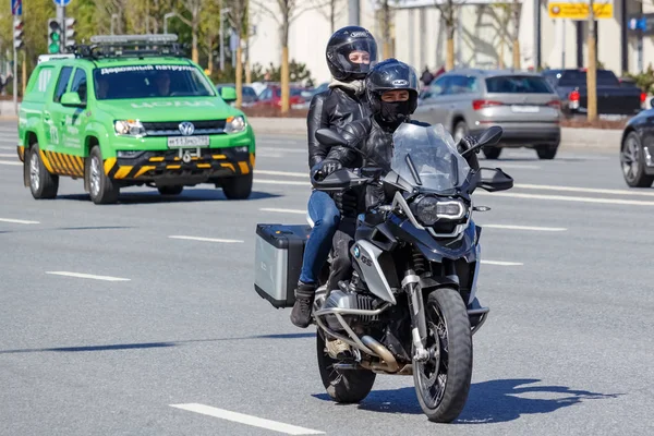 Moskva, Ryssland-maj 04, 2019: cyklister i en organiserad kolumn rida längs Garden Ring i Moskva. Motofestival Mosmotofest 2019. Officiell invigning av motoseason — Stockfoto