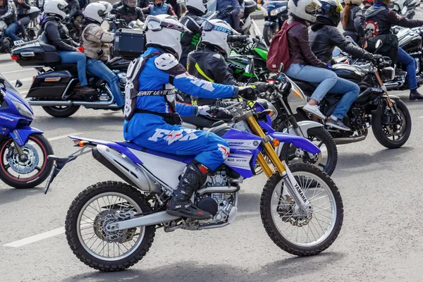 Moskova, Rusya - 04 Mayıs 2019: Motorcular Moskova'daki Moskva nehri Frunzenskaya dolgusu boyunca sütun yolculuğu. Moto festivali Mosmotofest 2019. Motosiklet sezonunun resmi açılışı