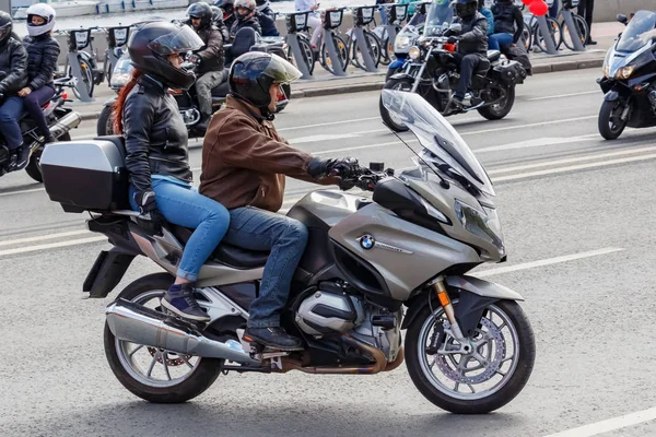 Moskova, Rusya - 04 Mayıs 2019: Motorcular Moskova'daki Moskva nehri Frunzenskaya dolgusu boyunca sütun yolculuğu. Moto festivali Mosmotofest 2019. Motosiklet sezonunun resmi açılışı