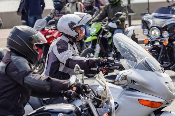 Moskova, Rusya - 04 Mayıs 2019: Motorcular Moskova'daki Moskva nehri Frunzenskaya dolgusu boyunca sütun yolculuğu. Moto festivali Mosmotofest 2019. Motosiklet sezonunun resmi açılışı