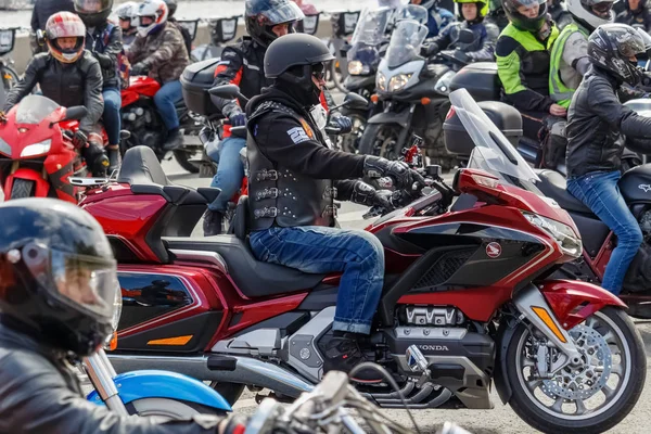 Moskova, Rusya - 04 Mayıs 2019: Motorcular Moskova'daki Moskva nehri Frunzenskaya dolgusu boyunca sütun yolculuğu. Moto festivali Mosmotofest 2019. Motosiklet sezonunun resmi açılışı
