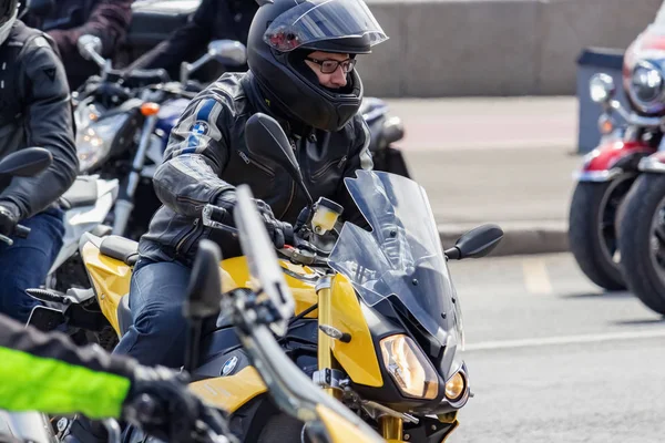 Moskova, Rusya - 04 Mayıs 2019: Motorcular Moskova'daki Moskva nehri Frunzenskaya dolgusu boyunca sütun yolculuğu. Moto festivali Mosmotofest 2019. Motosiklet sezonunun resmi açılışı