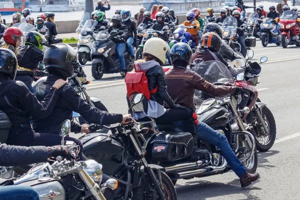 Moskova, Rusya - 04 Mayıs 2019: Motorcular Moskova'daki Moskva nehri Frunzenskaya dolgusu boyunca sütun yolculuğu. Moto festivali Mosmotofest 2019. Motosiklet sezonunun resmi açılışı