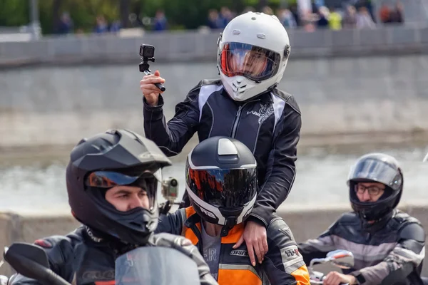 Moskva, Rusko-květen 04, 2019: motorkáři ve sloupcové jízdě po Frunzenskaja na nábřeží řeky Moskva v Moskvě. Moto festival Mosmotofest 2019. Oficiální otevření motocyklové sezóny — Stock fotografie