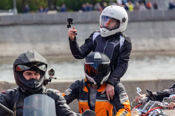Moskva, Rusko-květen 04, 2019: motorkáři ve sloupcové jízdě po Frunzenskaja na nábřeží řeky Moskva v Moskvě. Moto festival Mosmotofest 2019. Oficiální otevření motocyklové sezóny — Stock fotografie