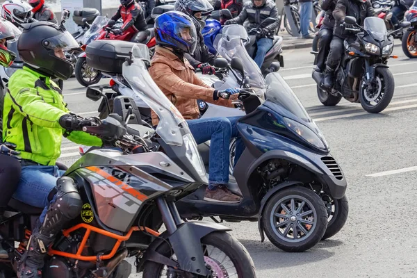 Moskova, Rusya - 04 Mayıs 2019: Motorcular Moskova'daki Moskva nehri Frunzenskaya dolgusu boyunca sütun yolculuğu. Moto festivali Mosmotofest 2019. Motosiklet sezonunun resmi açılışı