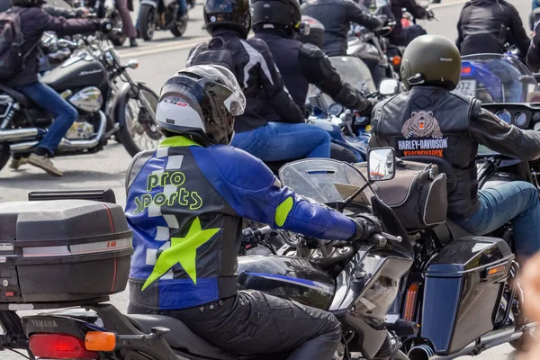 Moskova, Rusya - 04 Mayıs 2019: Motorcular Moskova'daki Moskva nehri Frunzenskaya dolgusu boyunca sütun yolculuğu. Moto festivali Mosmotofest 2019. Motosiklet sezonunun resmi açılışı