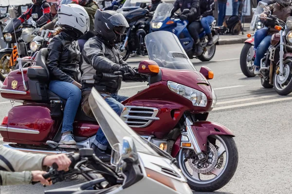 Moskova, Rusya - 04 Mayıs 2019: Motorcular Moskova'daki Moskva nehri Frunzenskaya dolgusu boyunca sütun yolculuğu. Moto festivali Mosmotofest 2019. Motosiklet sezonunun resmi açılışı
