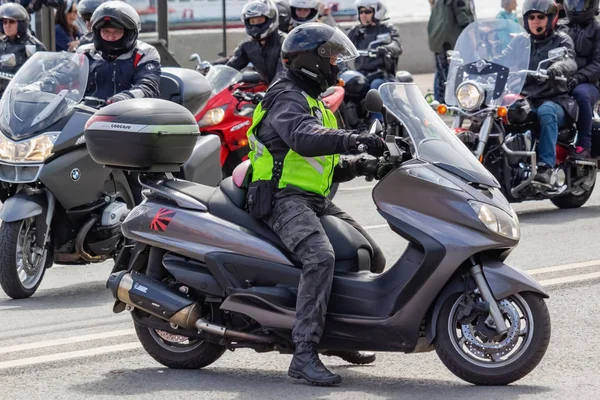 Moskova, Rusya - 04 Mayıs 2019: Motorcular Moskova'daki Moskva nehri Frunzenskaya dolgusu boyunca sütun yolculuğu. Moto festivali Mosmotofest 2019. Motosiklet sezonunun resmi açılışı