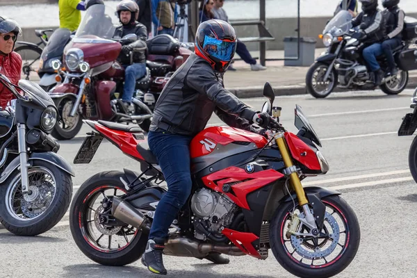 Moskova, Rusya - 04 Mayıs 2019: Motorcular Moskova'daki Moskva nehri Frunzenskaya dolgusu boyunca sütun yolculuğu. Moto festivali Mosmotofest 2019. Motosiklet sezonunun resmi açılışı