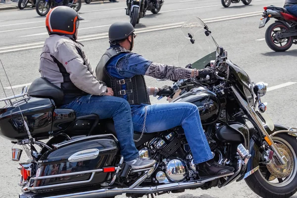 Moskova, Rusya - 04 Mayıs 2019: Motorcular Moskova'daki Moskva nehri Frunzenskaya dolgusu boyunca sütun yolculuğu. Moto festivali Mosmotofest 2019. Motosiklet sezonunun resmi açılışı