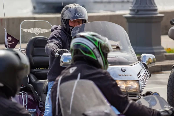 Moskova, Rusya - 04 Mayıs 2019: Motorcular Moskova'daki Moskva nehri Frunzenskaya dolgusu boyunca sütun yolculuğu. Moto festivali Mosmotofest 2019. Motosiklet sezonunun resmi açılışı