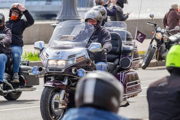 Moskova, Rusya - 04 Mayıs 2019: Motorcular Moskova'daki Moskva nehri Frunzenskaya dolgusu boyunca sütun yolculuğu. Moto festivali Mosmotofest 2019. Motosiklet sezonunun resmi açılışı