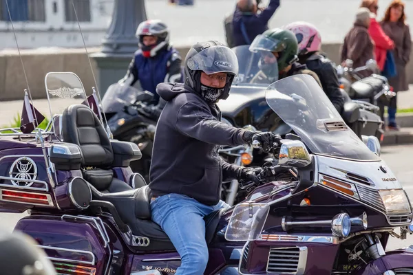 Moskova, Rusya - 04 Mayıs 2019: Motorcular Moskova'daki Moskva nehri Frunzenskaya dolgusu boyunca sütun yolculuğu. Moto festivali Mosmotofest 2019. Motosiklet sezonunun resmi açılışı