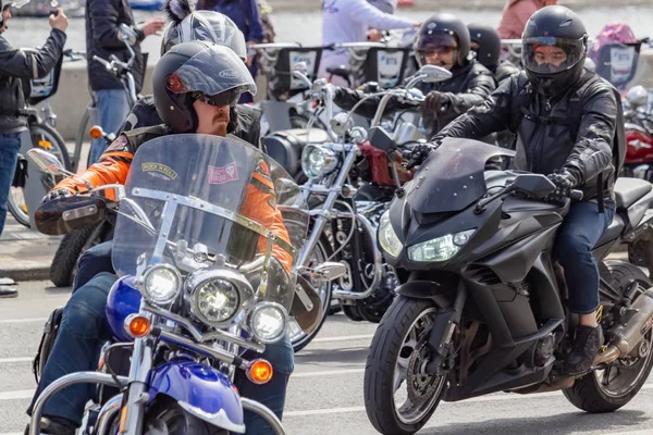 Moskova, Rusya - 04 Mayıs 2019: Motorcular Moskova'daki Moskva nehri Frunzenskaya dolgusu boyunca sütun yolculuğu. Moto festivali Mosmotofest 2019. Motosiklet sezonunun resmi açılışı