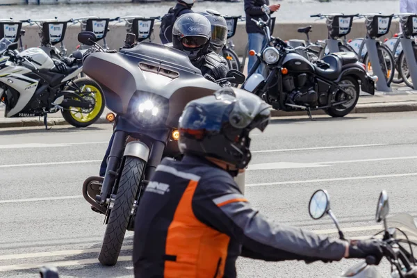 Moskova, Rusya - 04 Mayıs 2019: Motorcular Moskova'daki Moskva nehri Frunzenskaya dolgusu boyunca sütun yolculuğu. Moto festivali Mosmotofest 2019. Motosiklet sezonunun resmi açılışı