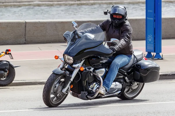 Moskova, Rusya - 04 Mayıs 2019: Motorcular Moskova'daki Moskva nehri Frunzenskaya dolgusu boyunca sütun yolculuğu. Moto festivali Mosmotofest 2019. Motosiklet sezonunun resmi açılışı