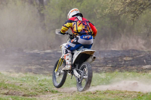 Moskva, Rusko-13. duben 2019: Racer na motokros kole v akci. Školení týmu motokros Sport — Stock fotografie