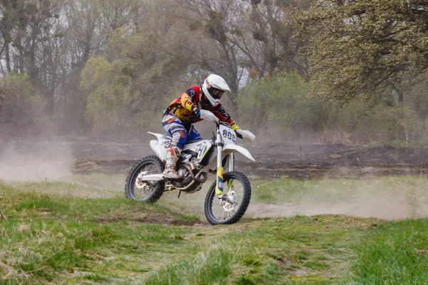 Moskva, Rusko-13. dubna 2019: Racer na motokros kole se rozběhne po špinavé cestě. Školení týmu motokros Sport — Stock fotografie