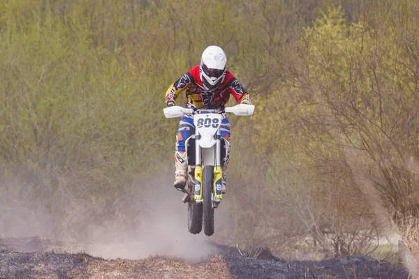 Moskva, Rusko-13. dubna 2019: Racer na motokros-kole skáče na odrazové desce. Školení týmu motokros Sport — Stock fotografie