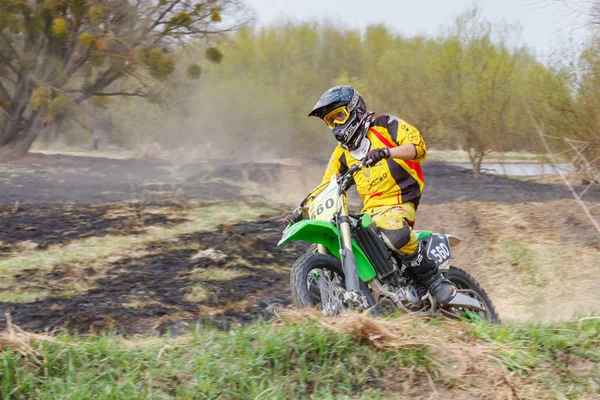 Moskva, Rusko-13. dubna 2019: Racer na motokros kole spěchá na odboč. Školení týmu motokros Sport — Stock fotografie