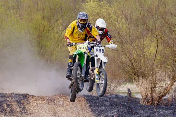 Moskva, Rusko-13. dubna 2019: dva závodníci na motokros kolech skáčou na odrazové desce. Školení týmu motokros Sport — Stock fotografie