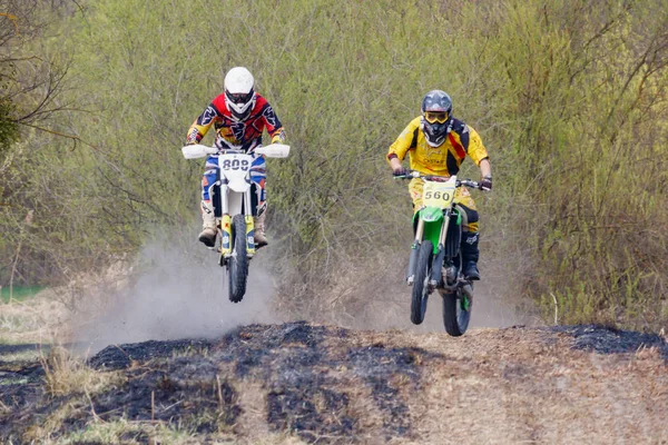 Moscou, Rússia - 13 de abril de 2019: Dois pilotos em motos de motocross correm ao longo de uma pista de terra. Treinamento da equipe de esportes de motocross — Fotografia de Stock