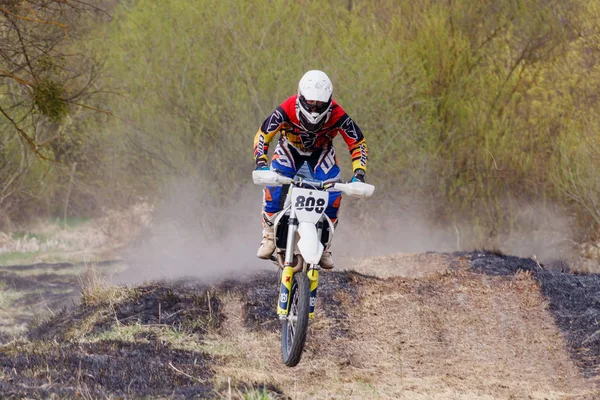 Moskva, Rusko-13. dubna 2019: motocyklový závodník na běžecké motorce skáčou na prašných kolejích. Školení týmu motokros Sport — Stock fotografie