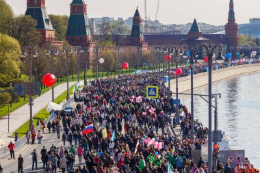 Moskova, Rusya - 01 Mayıs 2019: Moskva Nehri Kremlevskaya dolgusunda renkli balonlar ve bayraklar olan halklar. Moskova'da 1 Mayıs kutlaması