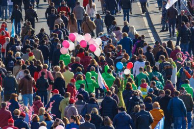 Moskova, Rusya - 01 Mayıs 2019: 1 Mayıs gösterisinde Moskva Nehri Kremlevskaya dolgusunda renkli balonlarla halklar. Moskova'da 1 Mayıs kutlaması