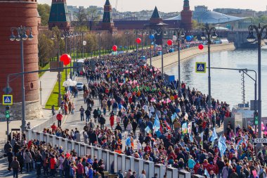 Moskova, Rusya - 01 Mayıs 2019: Moskova Kremlin'e karşı Kremlevskaya'daki göstericilerin köşesi. Moskova'da 1 Mayıs kutlaması