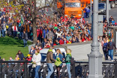 Moskova, Rusya - 01 Mayıs 2019: Moskova caddesindeki halklar 1 Mayıs gösterisine gidiyor. Moskova'da 1 Mayıs kutlaması