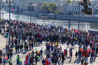 Moskova, Rusya - 01 Mayıs 2019: Moskova'da 1 Mayıs gösterisinde insanlar metal dedektörleri çerçevesinden geçiyor