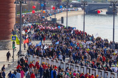 Moskova, Rusya - 01 Mayıs 2019: Kremlevskaya seti üzerindeki göstericilerin köşesi. Mosco'da 1 Mayıs kutlaması