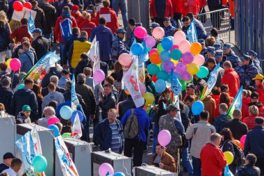 Moskova, Rusya - 01 Mayıs 2019: Kremlevskaya seti üzerinde bayraklı ve renkli balonlar olan halklar. Moskova'da 1 Mayıs gösterisi