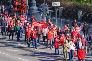 Moskova, Rusya - 01 Mayıs 2019: Kırmızı Meydan'daki 1 Mayıs gösterisine afiş ve çiçekli halklar gidiyor. Moskova'da 1 Mayıs kutlaması