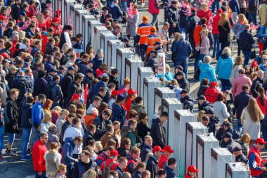 Moskova, Rusya - 01 Mayıs 2019: Kremlevskaya seti girişinde metal dedektörleri. Moskova'da 1 Mayıs gösterisi