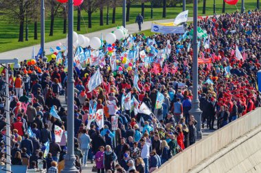 Moskova, Rusya - 01 Mayıs 2019: Moskova Kremlin'e karşı Kremlevskaya'daki göstericilerin köşesi. Moskova'da 1 Mayıs kutlaması