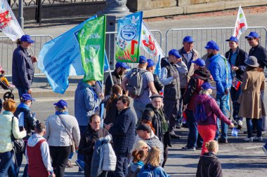 Moskova, Rusya - 01 Mayıs 2019: Moskova caddesinde bayraklı halklar 1 Mayıs gösterisine gidiyor. Moskova'da 1 Mayıs kutlaması
