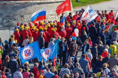 Moskova, Rusya - 01 Mayıs 2019: Kremlevskaya dolgu sütununda bayraklı göstericiler. Moskova'da 1 Mayıs kutlaması