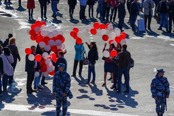 Moscow, Russia - May 01, 2019: Peoples with red and white balloons on Moscow street. May Day demonstration in Moscow — Stock Photo, Image