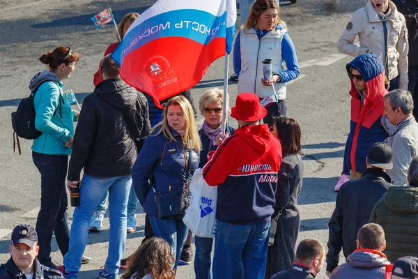 Moscú, Rusia - 01 de mayo de 2019: Pueblos con bandera en el terraplén de Kremlevskaya. Celebración del Primero de Mayo en Moscú — Foto de Stock