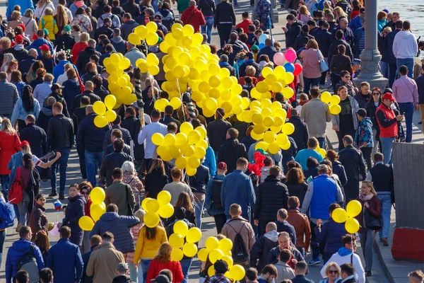 Moscow, Ryssland-maj 01, 2019: bemannar med gula ballonger på Kremlevskaya Embankment. Demonstration av maj dag i Moskva — Stockfoto