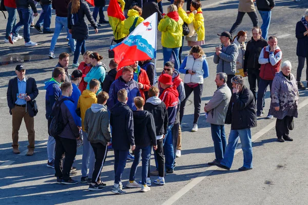 Moskwa, Rosja-maj 01, 2019: Grupa osób z flagą na nasypie Kremlewskaja. Święto maja w Moskwie — Zdjęcie stockowe