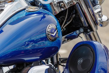 Moskova, Rusya - 04 Mayıs 2019: Harley Davidson motosiklet amblemi ve güç ses sistemi yakın çekim ile parlak mavi yakıt tankı. Moto festivali Mosmotofest 2019
