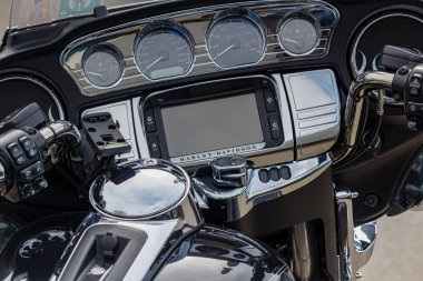 Moskova, Rusya - 04 Mayıs 2019: Harley Davidson motosiklet yakın çekim göstergeleri ve multimedya sistemi ile Pano. Moto festivali Mosmotofest 2019